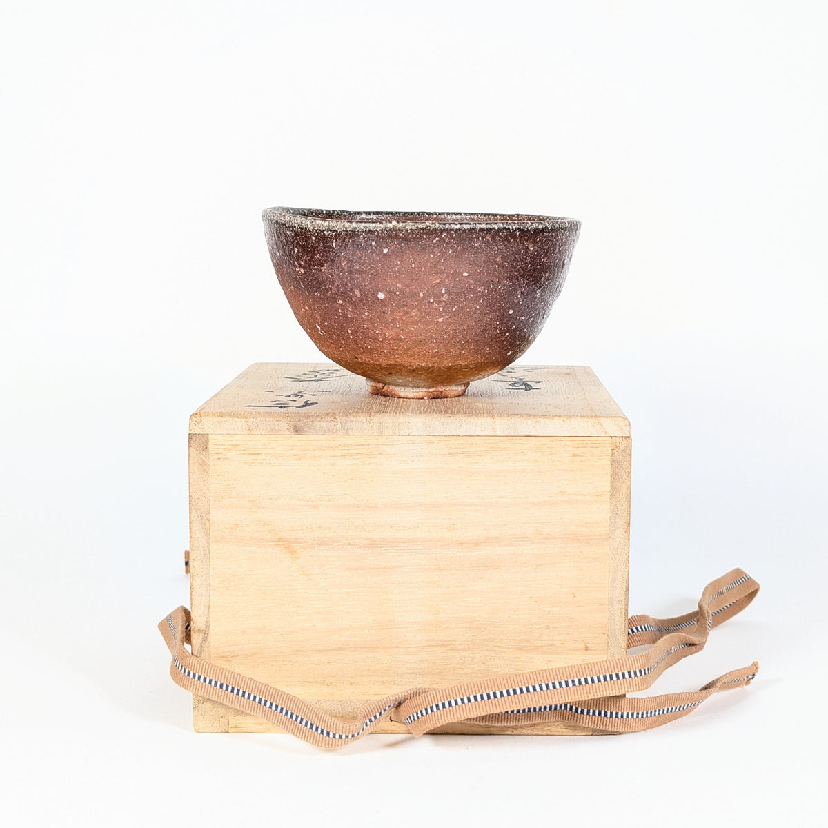 Profil wan-nari du chawan Shigaraki de Naohiko Koyama, aux courbes souples reposant sur un petit kōdai bas