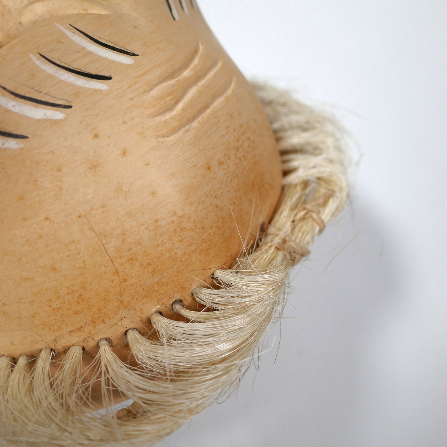 Insertion manuelle de crin pour les cheveux d’un masque Nô en bois de hinoki, technique artisanale japonaise.