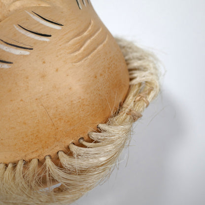 Insertion manuelle de crin pour les cheveux d’un masque Nô en bois de hinoki, technique artisanale japonaise.