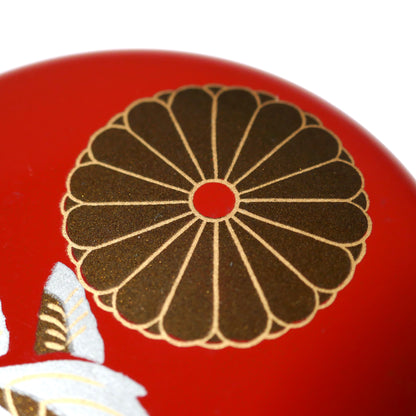 Détail du chrysanthème kiku sur le couvercle d’un natsume en laque rouge, décor maki-e doré et brun bronze