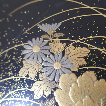 Fleurs de chrysanthèmes bleutées en relief sur boîte laquée noire, motif maki-e raffiné, artisanat Zohiko Kyoto.