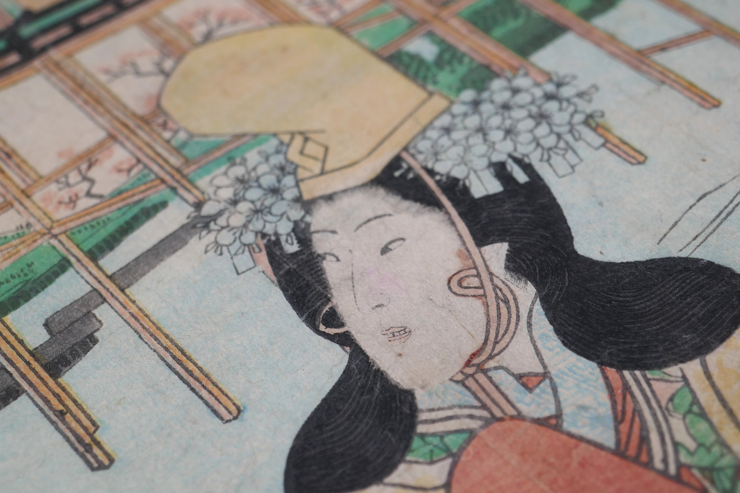 Détail de coiffure féminine traditionnelle dans une estampe japonaise de Yoshitora inspirée du Dit du Genji