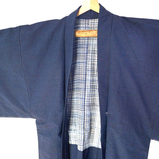 Détails du col et de la doublure en soie à carreaux et d’un haori japonais