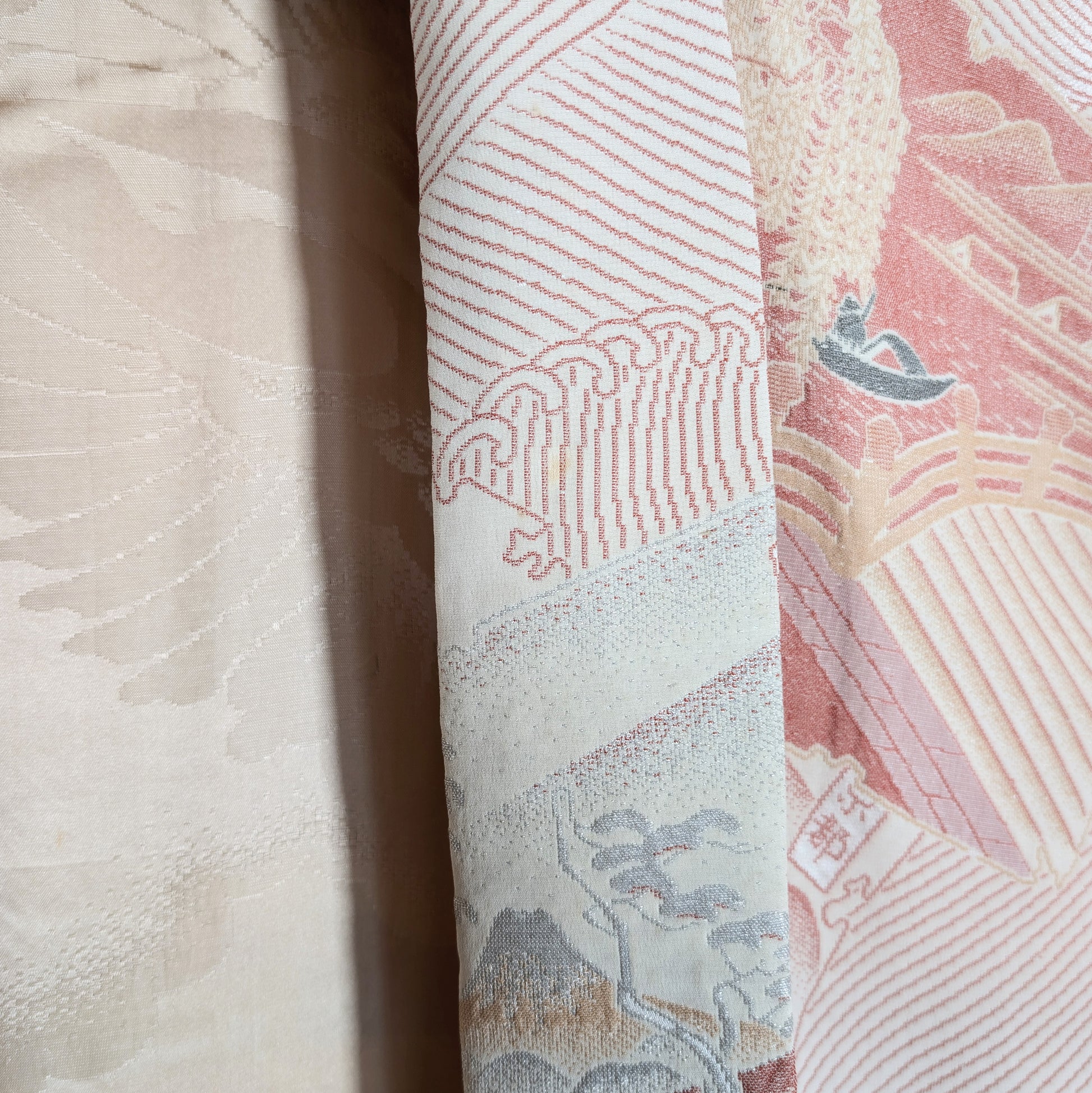 Col d’un haori japonais vintage en soie brochée rose saumon, avec doublure ivoire et décor textile traditionnel
