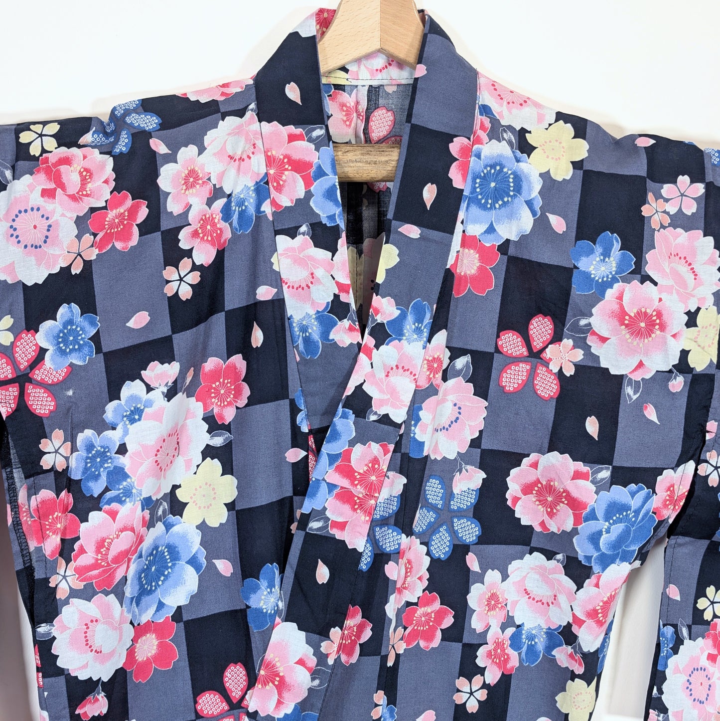 Détail du col d’un yukata japonais en coton avec fleurs de sakura et motif ichimatsu gris et noir