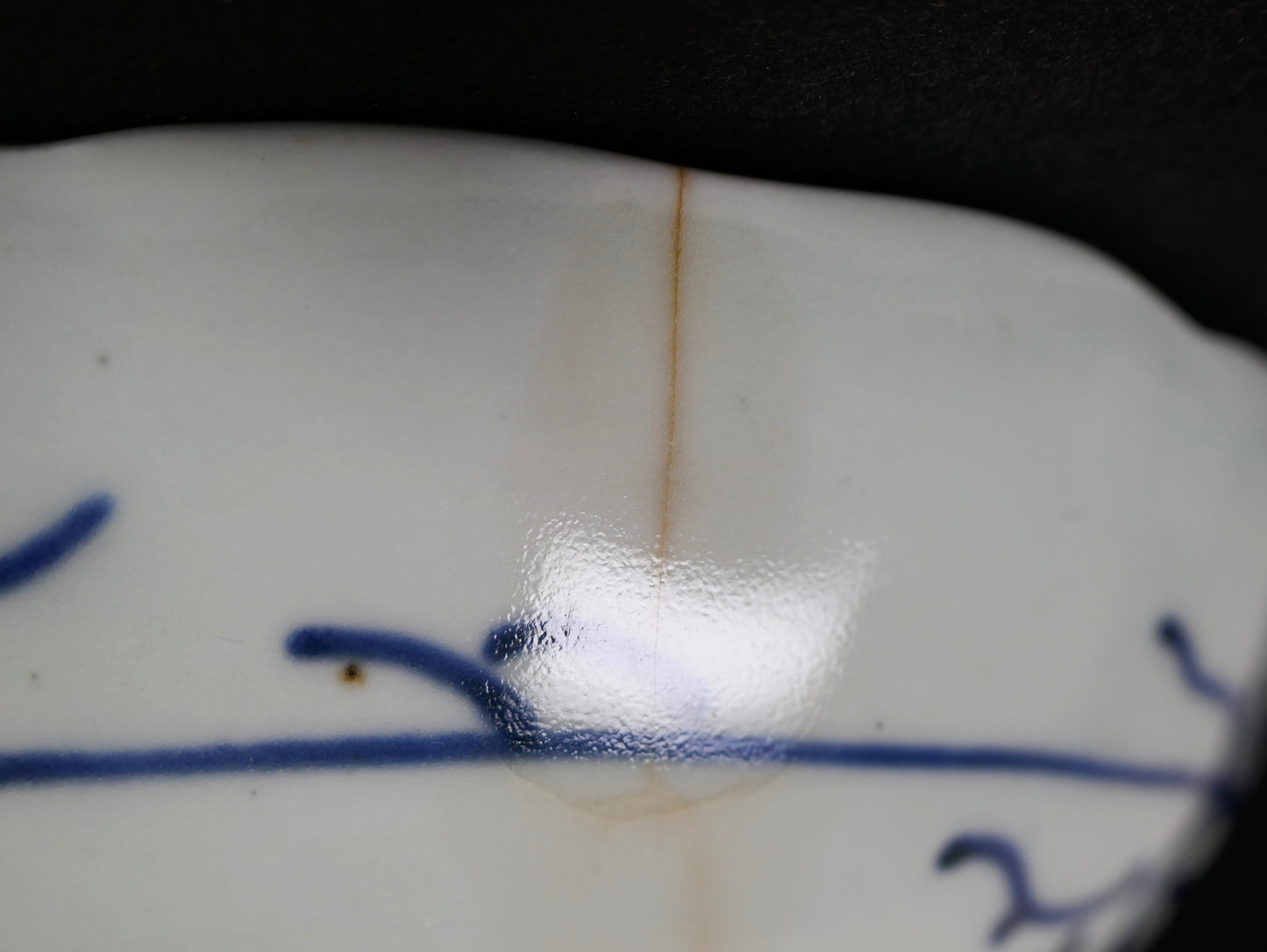 Détail d’une fêleure ancienne avec consolidation sur une porcelaine japonaise sometsuke du XIXe siècle