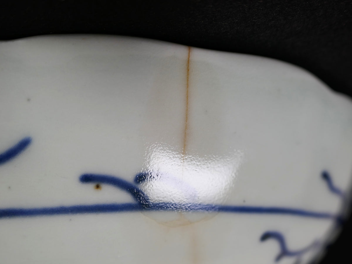 Détail d’une fêleure ancienne avec consolidation sur une porcelaine japonaise sometsuke du XIXe siècle