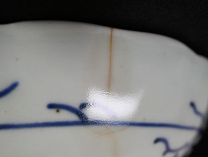Détail d’une fêleure ancienne avec consolidation sur une porcelaine japonaise sometsuke du XIXe siècle