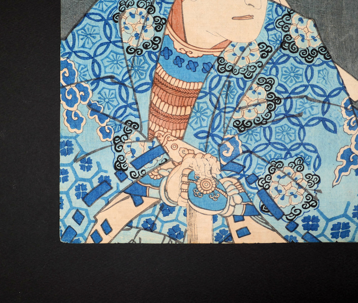 Détail du costume kabuki, de l’armure de samouraï et du sabre de Minamoto no Yoshitsune sur une gravure japonaise ukiyo-e de 1867.