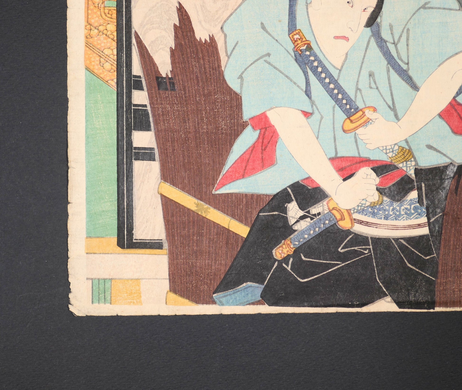 Détail du costume, des sabres et du papier ancien du samouraï Nagoya Sanza dans une estampe japonaise originale de Kunisada, époque Edo.