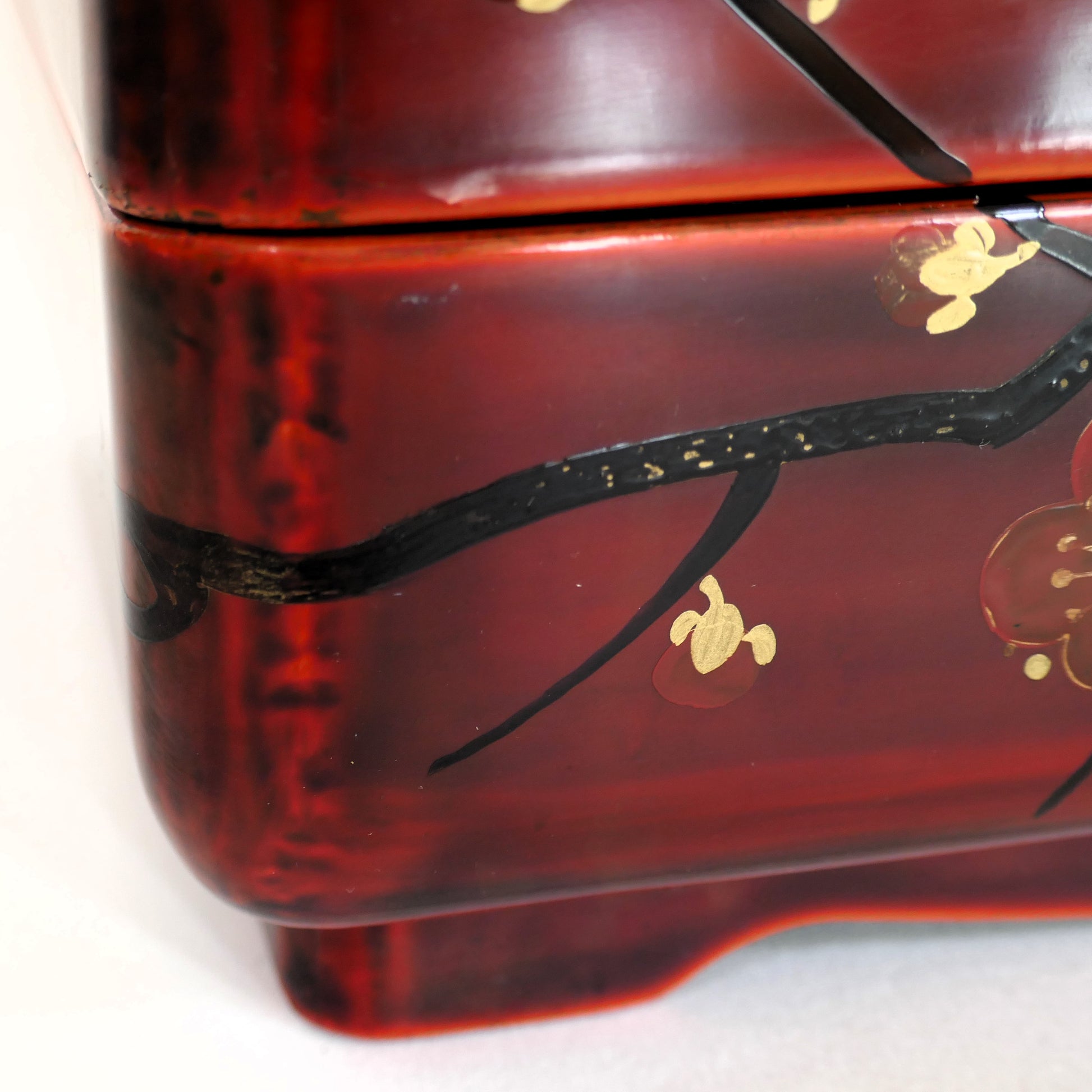zoom sur le coin bas de la boite laque japonaise rouge urushi