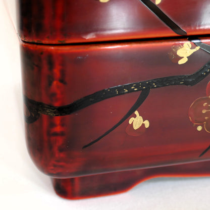 zoom sur le coin bas de la boite laque japonaise rouge urushi