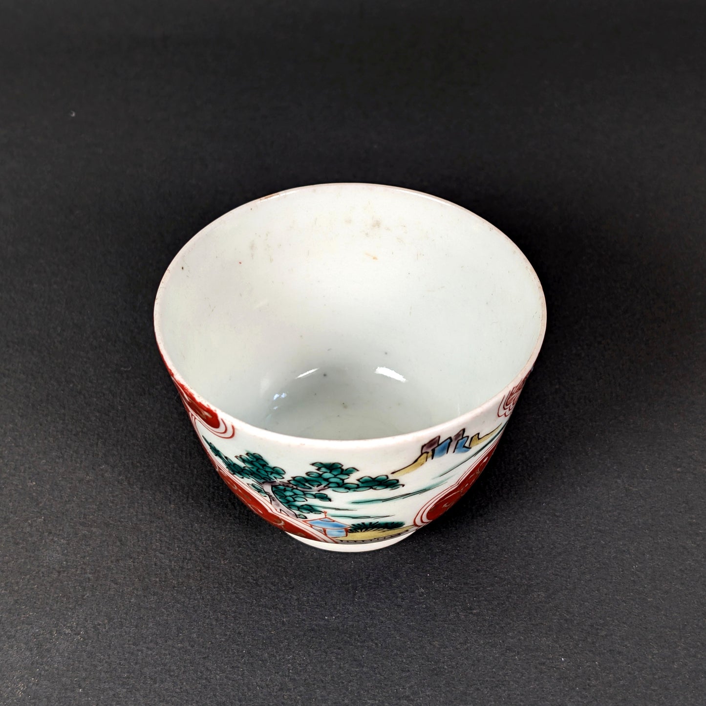 Petite coupe japonaise mukozuke en porcelaine Arita, décor iroe de paysage sur fond blanc, époque Edo