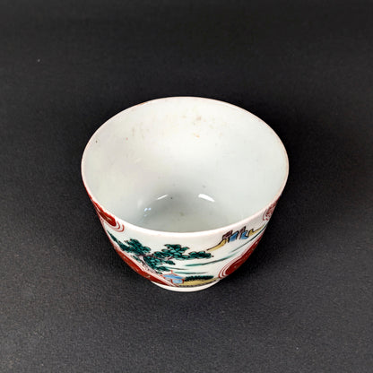 Petite coupe japonaise mukozuke en porcelaine Arita, décor iroe de paysage sur fond blanc, époque Edo