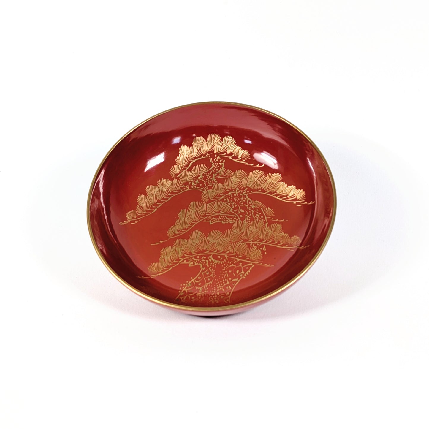 coupelle japonaise ancienne en laque urushi avec décor maki-e doré motif pin finition brillante