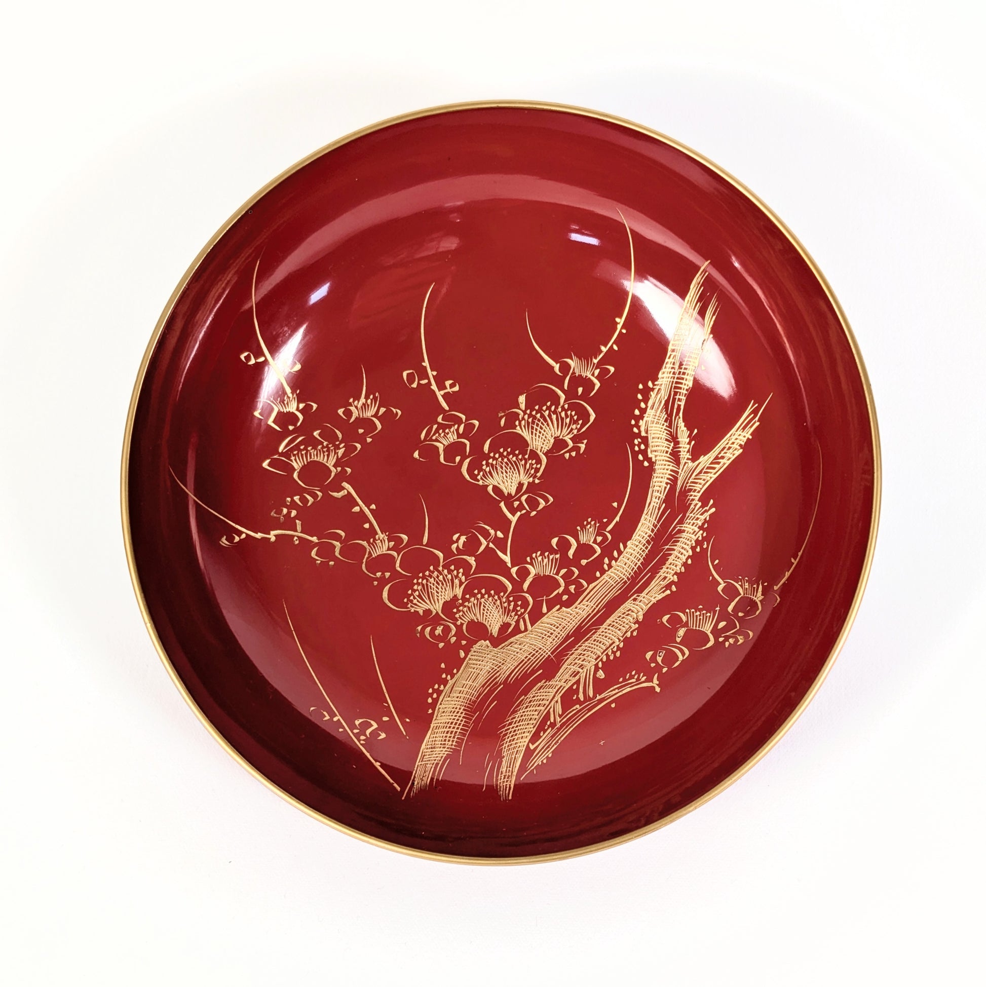 coupelle japonaise en laque urushi décor maki-e motif prunier ume shochikubai rouge et or