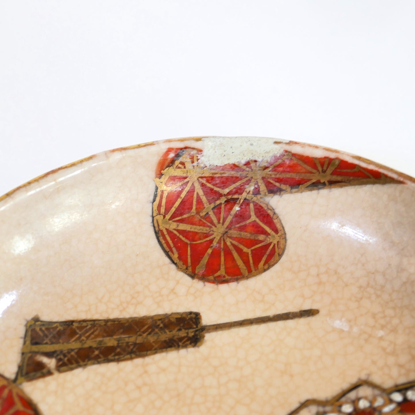 Gros plan sur le bord d’une coupelle Kutani montrant une retouche d’origine typique des céramiques artisanales anciennes