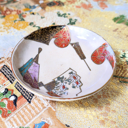 Ancienne coupelle Kutani décorée à la main, époque Taishō / Shōwa, sur un obi japonais