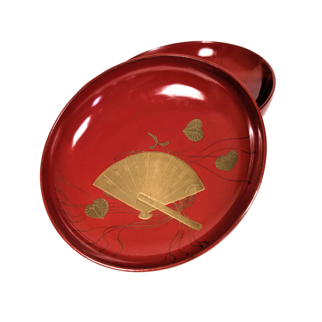 Deux coupelles japonaises en laque rouge urushi avec décor maki-e doré représentant un éventail sensu et des feuilles asagao
