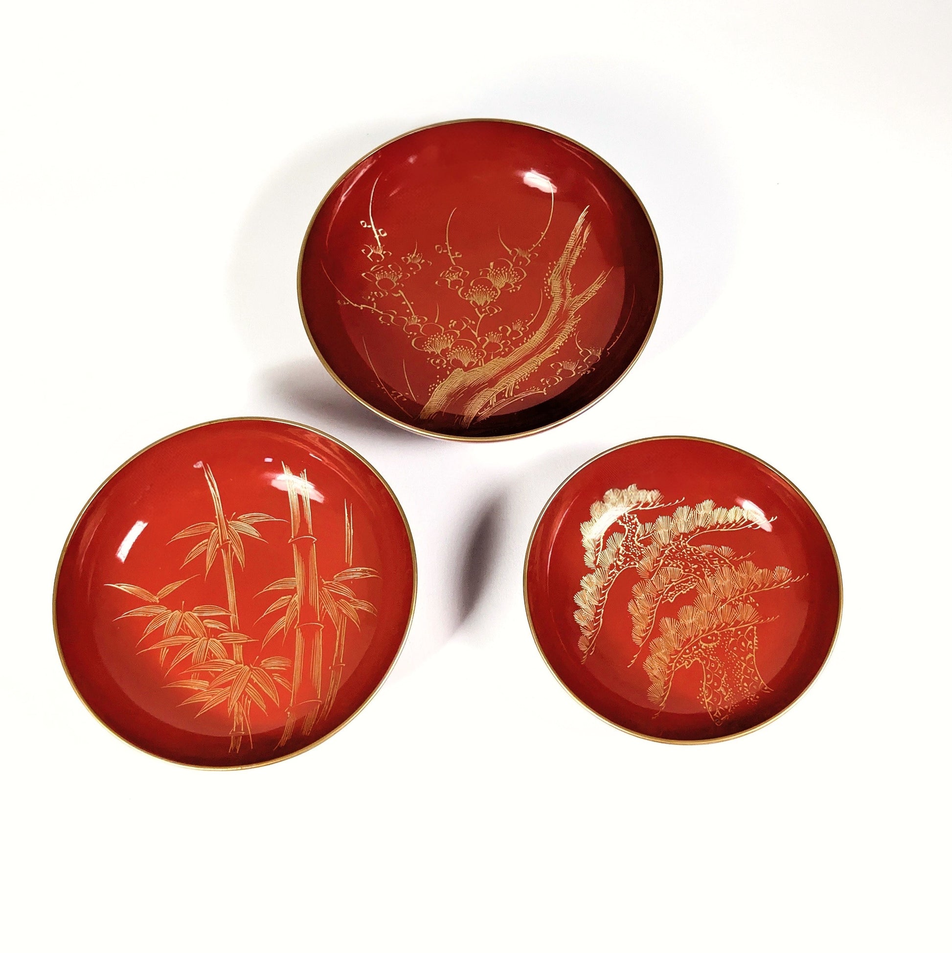 trois coupelles japonaises en laque urushi décor maki-e motifs pin bambou prunier shochikubai
