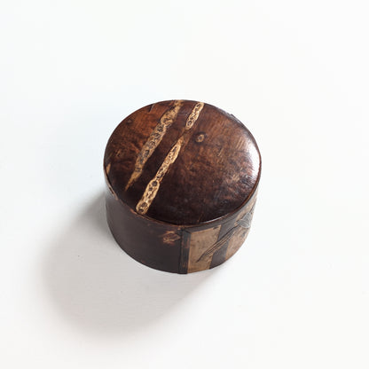 Couvercle d’une boîte à thé japonaise en écorce de cerisier montrant le travail de marqueterie kabazaiku
