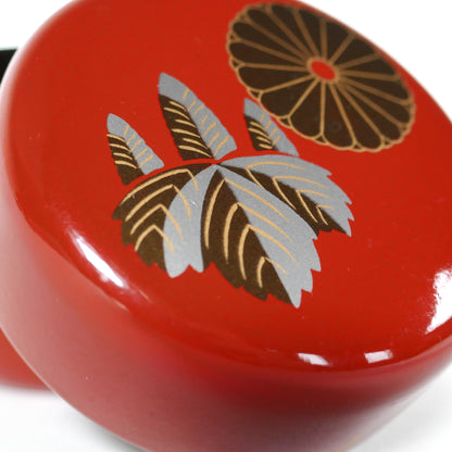 Couvercle de boîte à thé japonaise avec motifs kiku et kiri réalisés en kindai maki-e, décor or argent et bronze sur laque rouge