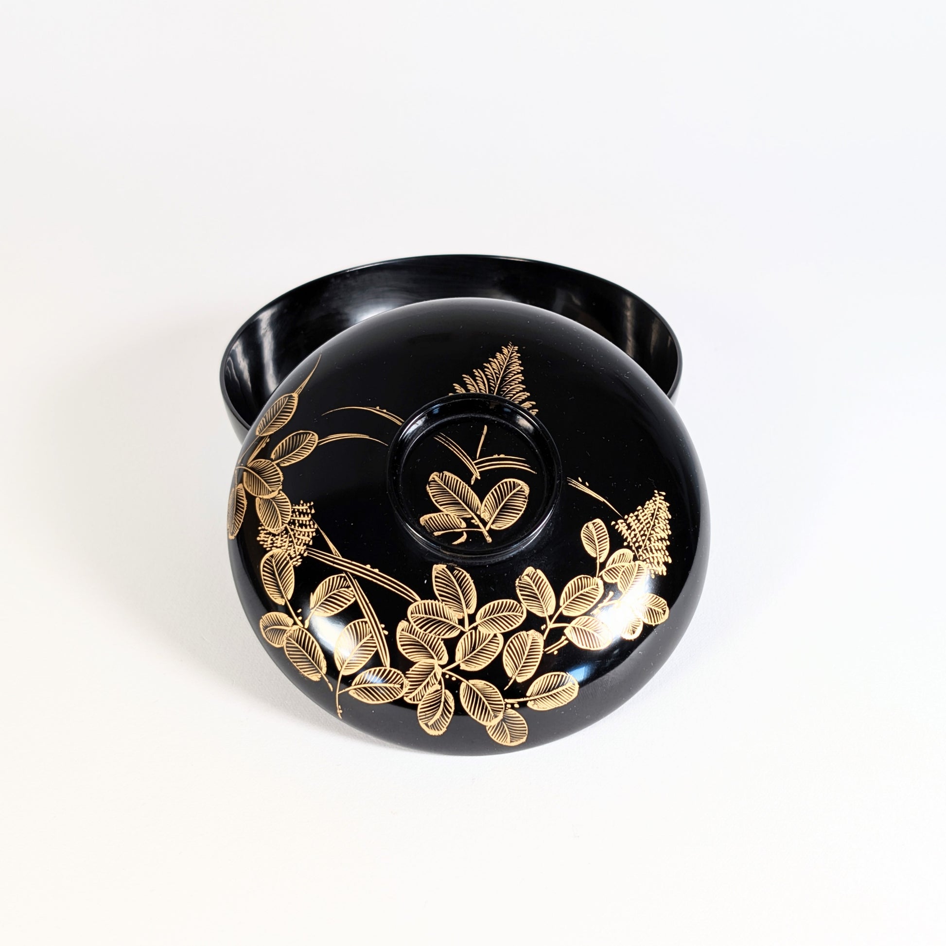 Couvercle de bol japonais ancien en laque urushi Wajima-nuri, décor maki-e doré motif hagi, artisanat traditionnel, antiquité époque Showa.