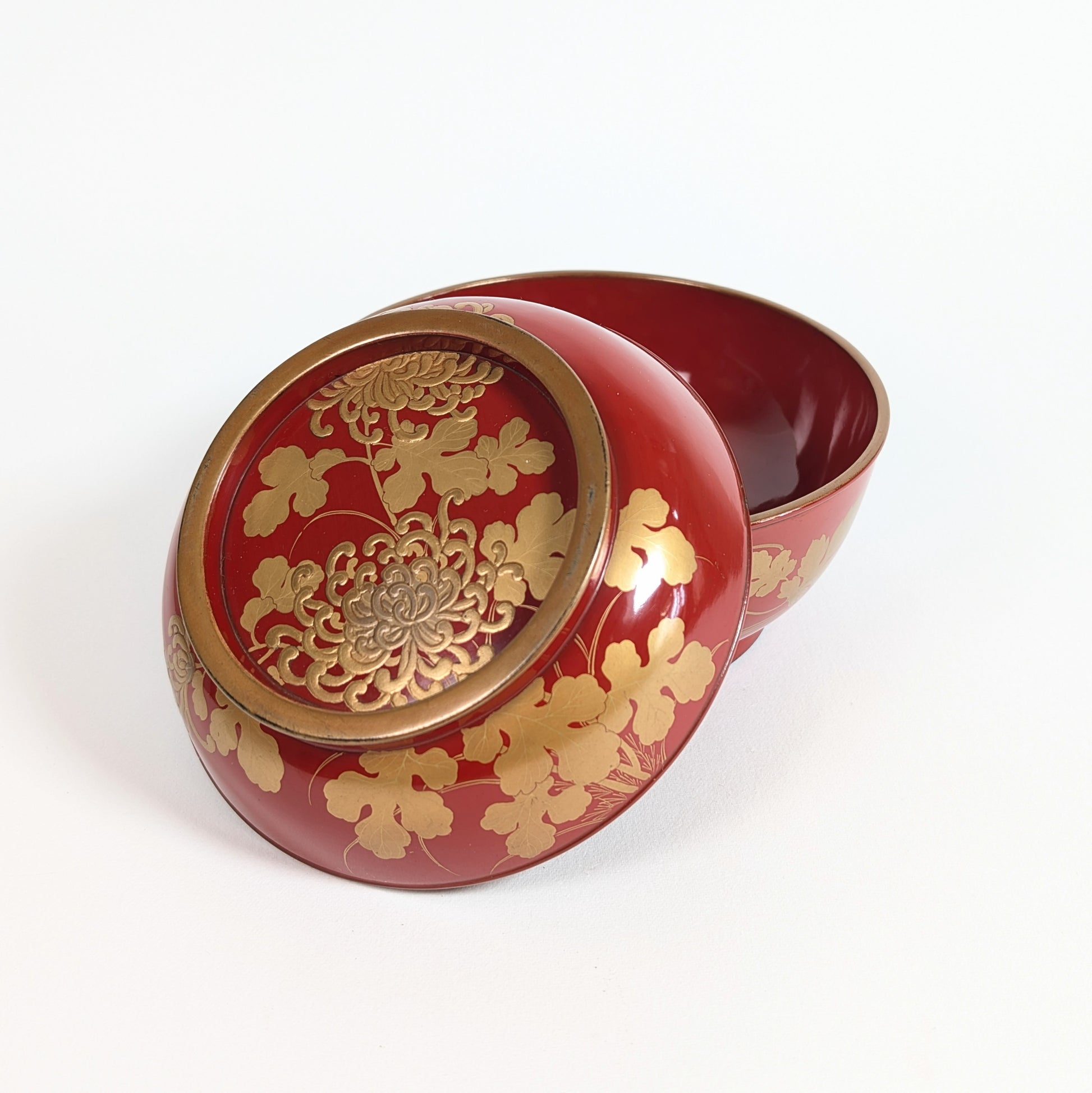 Couvercle décoré de chrysanthèmes japonais en taka-maki-e doré en relief sur laque urushi rouge.