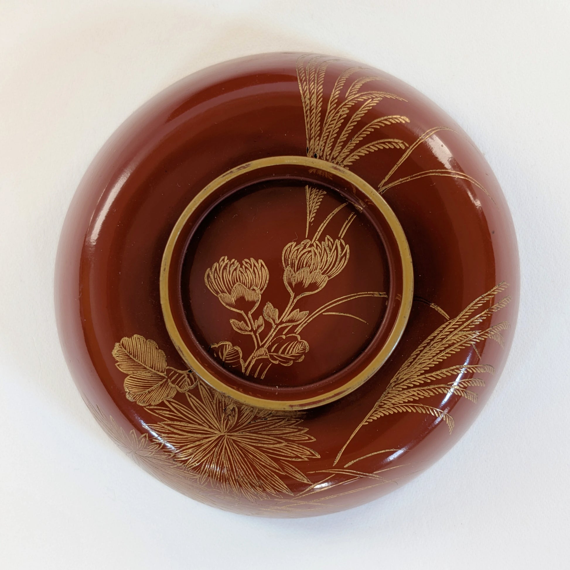 Couvercle de bol japonais laqué orné de chrysanthèmes semi-ouverts et de susuki dorés en maki-e.