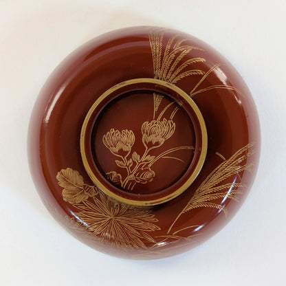 Couvercle de bol japonais laqué orné de chrysanthèmes semi-ouverts et de susuki dorés en maki-e.