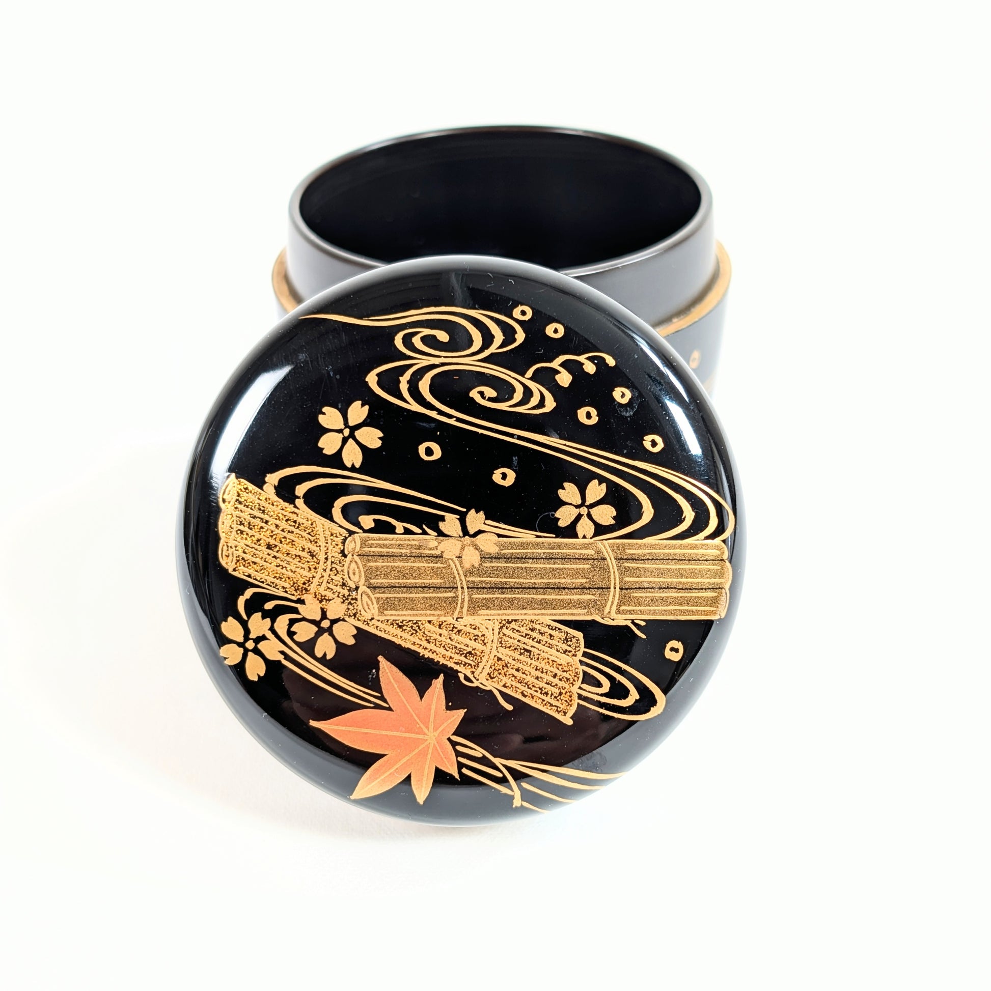 Couvercle de natsume japonais décoré en金蒔絵 kin maki-e, motif hanaikada avec radeau fleuri, sakura et érable rouge