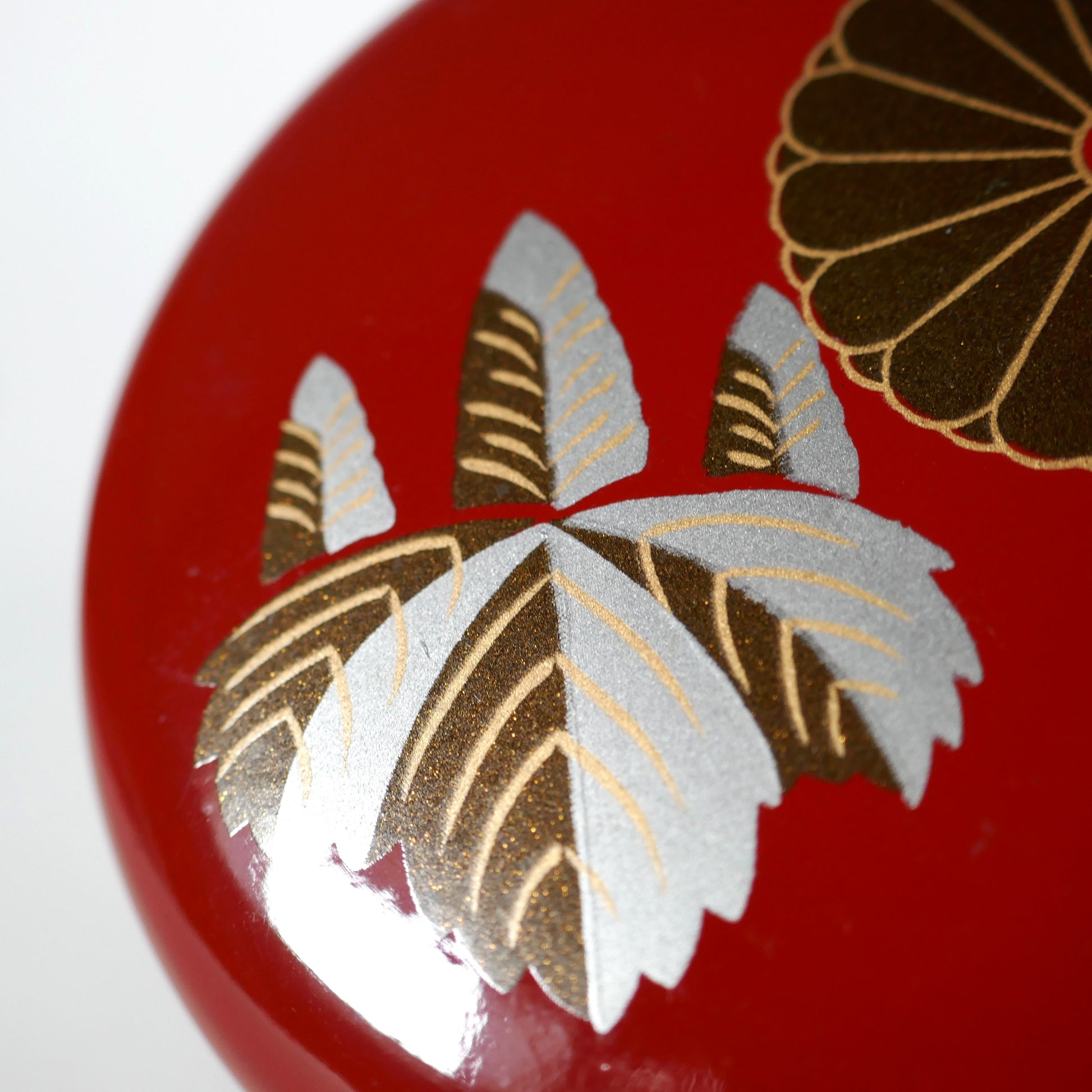 Couvercle de natsume japonais décoré de kiri et kiku en maki-e or, argent et laque bronze à effet nashiji sur fond rouge