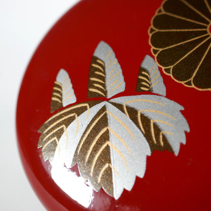 Couvercle de natsume japonais décoré de kiri et kiku en maki-e or, argent et laque bronze à effet nashiji sur fond rouge