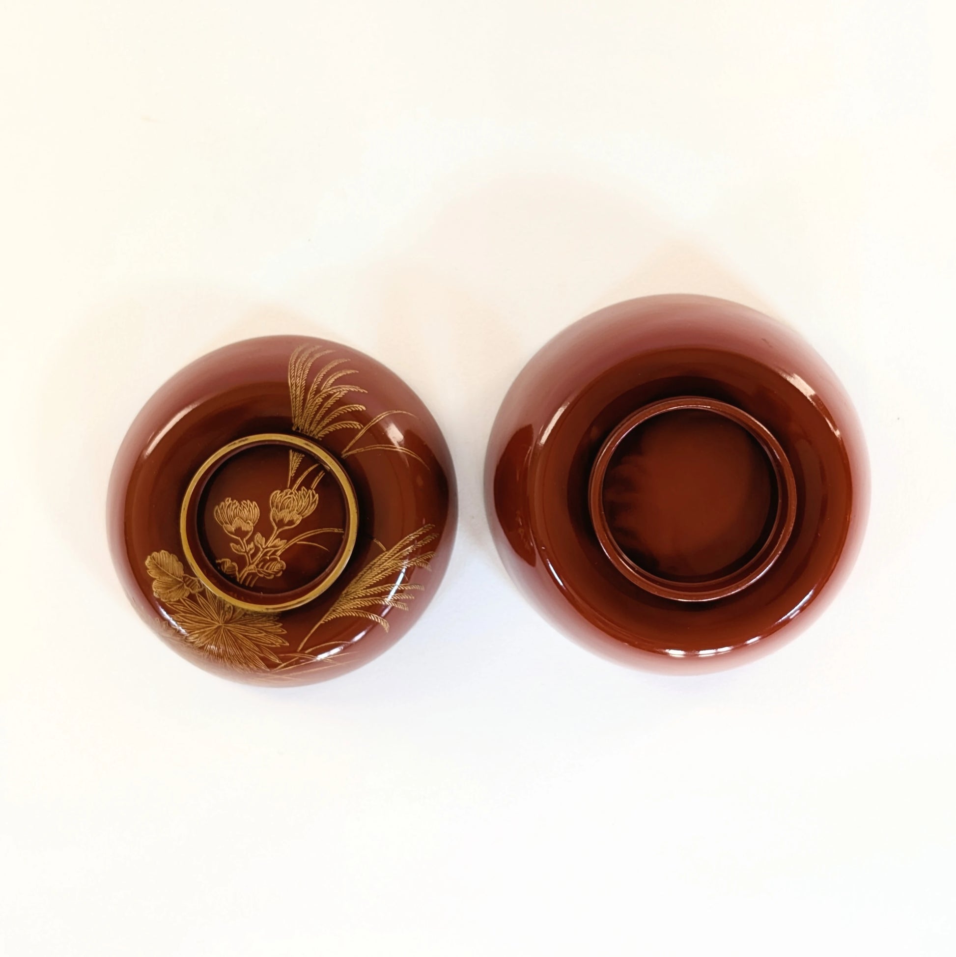 Vue du couvercles et dos du bols japonais en laque urushi vermillon, décoré en maki-e de chrysanthèmes et d’herbes susuki.