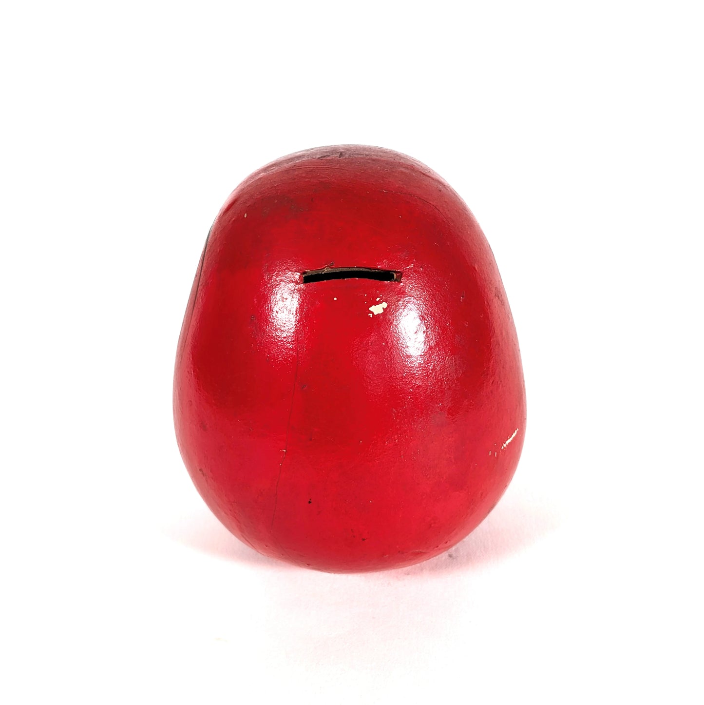 Dos d’un daruma japonais vintage montrant la fente de tirelire