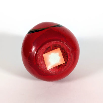 Base d’un daruma japonais vintage en céramique, patine d’époque visible