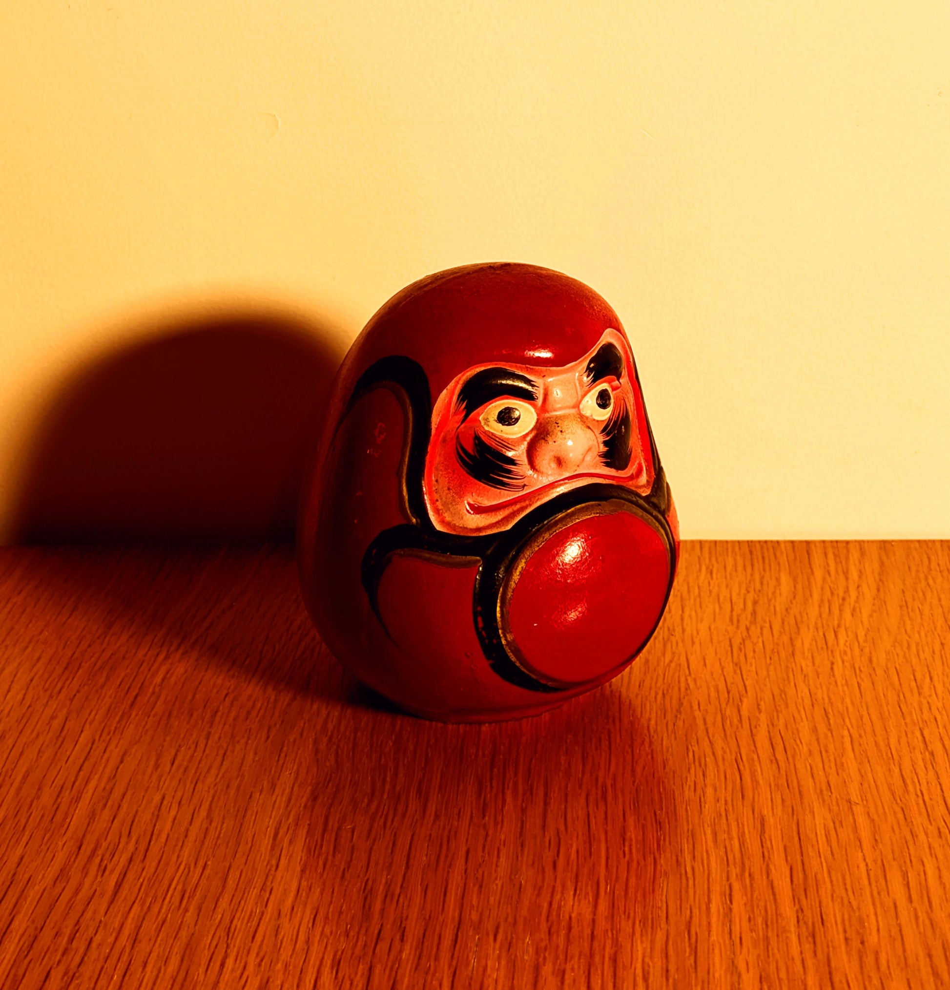 Daruma japonais vintage en céramique utilisé comme objet décoratif porte-bonheur