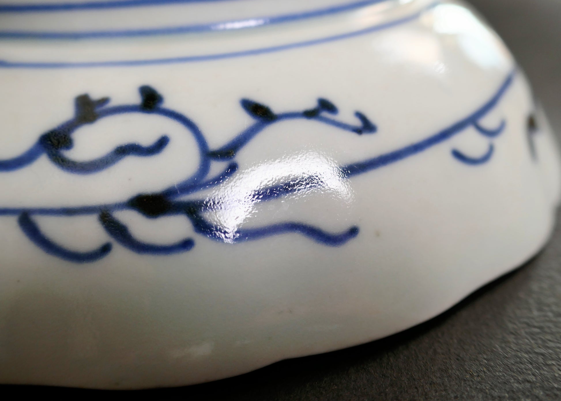 Gros plan du décor bleu cobalt au revers d’une porcelaine Ko-Imari japonaise du XIXe siècle
