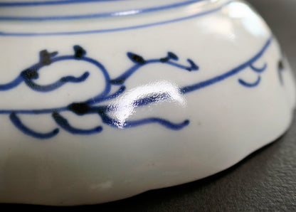 Gros plan du décor bleu cobalt au revers d’une porcelaine Ko-Imari japonaise du XIXe siècle
