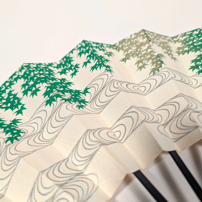 Décor d’érables japonais verts et métallisés au-dessus d’un motif d’eau courante argentée sur éventail sensu.