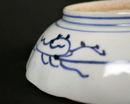 Décor végétal stylisé peint au cobalt sur le revers d’une assiette japonaise ancienne en porcelaine