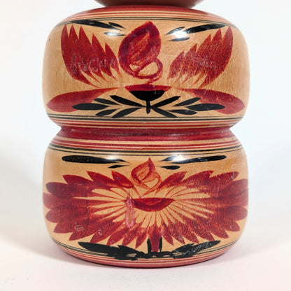 Décor floral peint à la main sur une kokeshi japonaise ancienne de l’école Naruko, bois tourné
