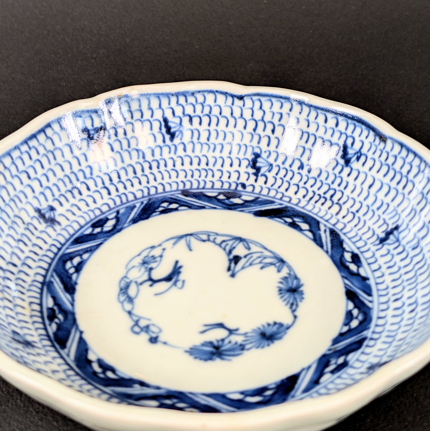 Décor sometsuke peint au cobalt avec mijin-karakusa et shōchikubai sur porcelaine japonaise Edo