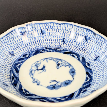 Décor sometsuke peint au cobalt avec mijin-karakusa et shōchikubai sur porcelaine japonaise Edo