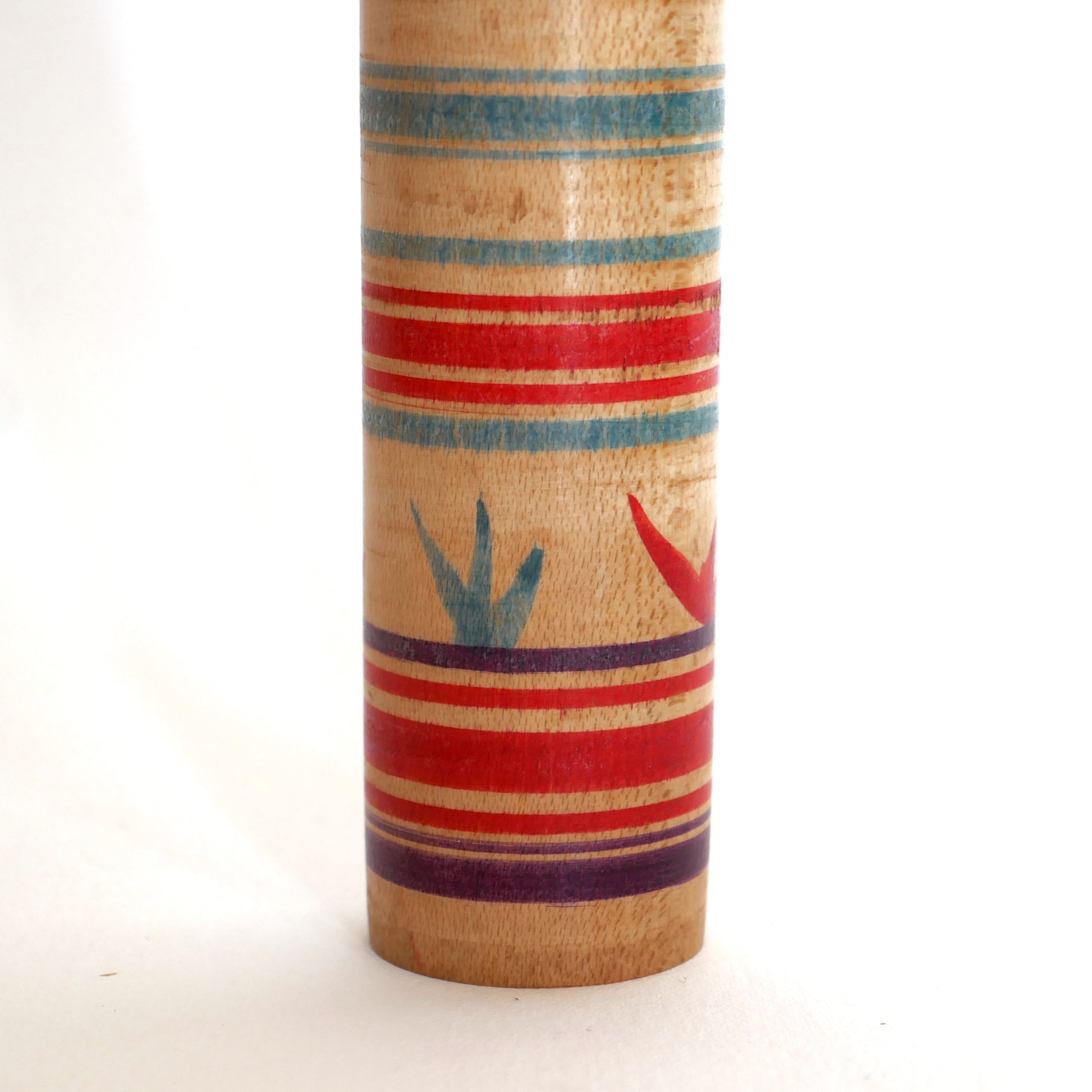 Motifs peints à la main sur le corps en bois d’une kokeshi Tsuchiyu par l’artisan Watanabe Sadami, style vintage japonais.