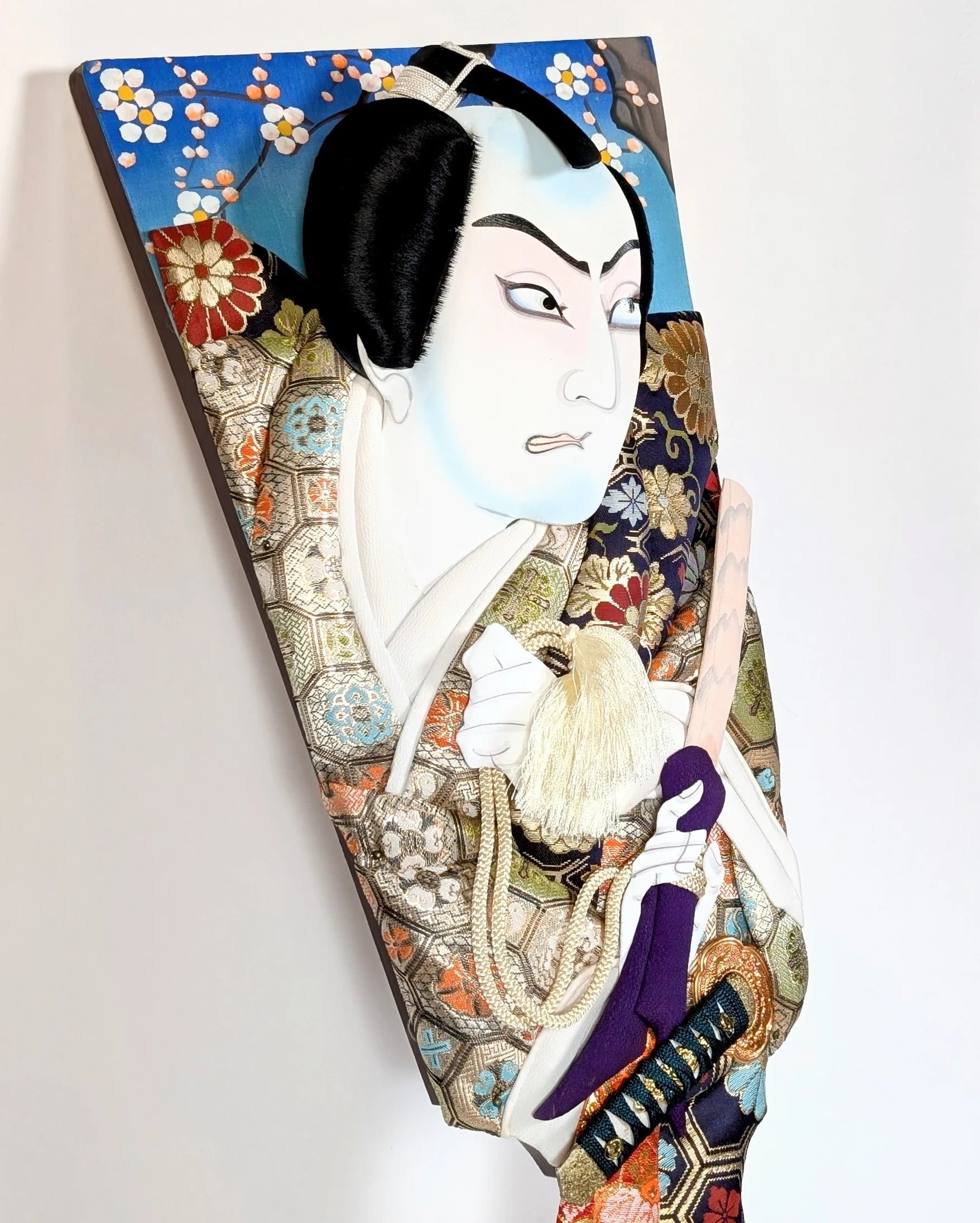 Décoration murale japonaise en textile, hagoita traditionnelle avec personnage de théâtre kabuki en samurai.