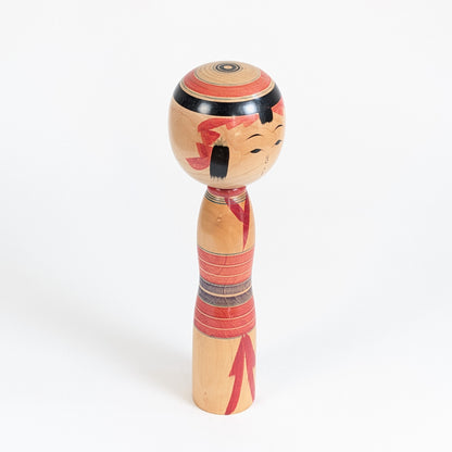 Dento kokeshi Yajiro-kei de l’ère Shōwa vue de trois quarts, artisanat japonais traditionnel des années 1970