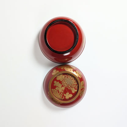 Vue du dessous du bol japonais en laque urushi montrant le pied cerclé de noir et le décor doré du couvercle.