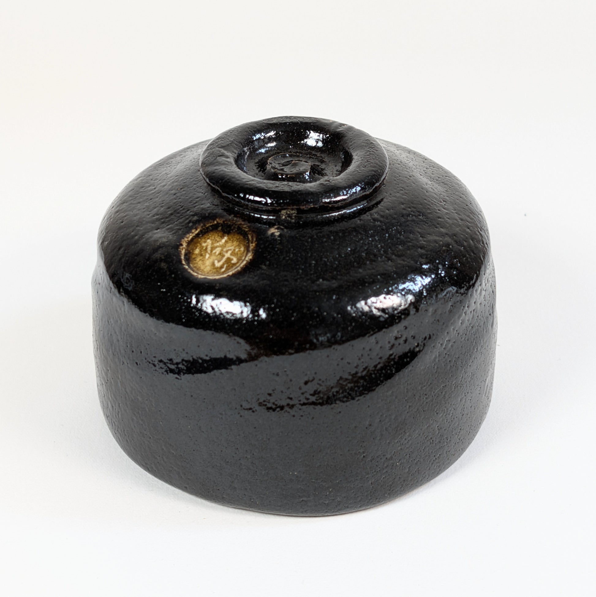 Dessous du chawan raku-yaki 楽焼 avec kōdai, cachet 光楽 et finition artisanale du céramiste Watanabe Kōraku.
