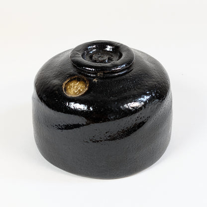 Dessous du chawan raku-yaki 楽焼 avec kōdai, cachet 光楽 et finition artisanale du céramiste Watanabe Kōraku.
